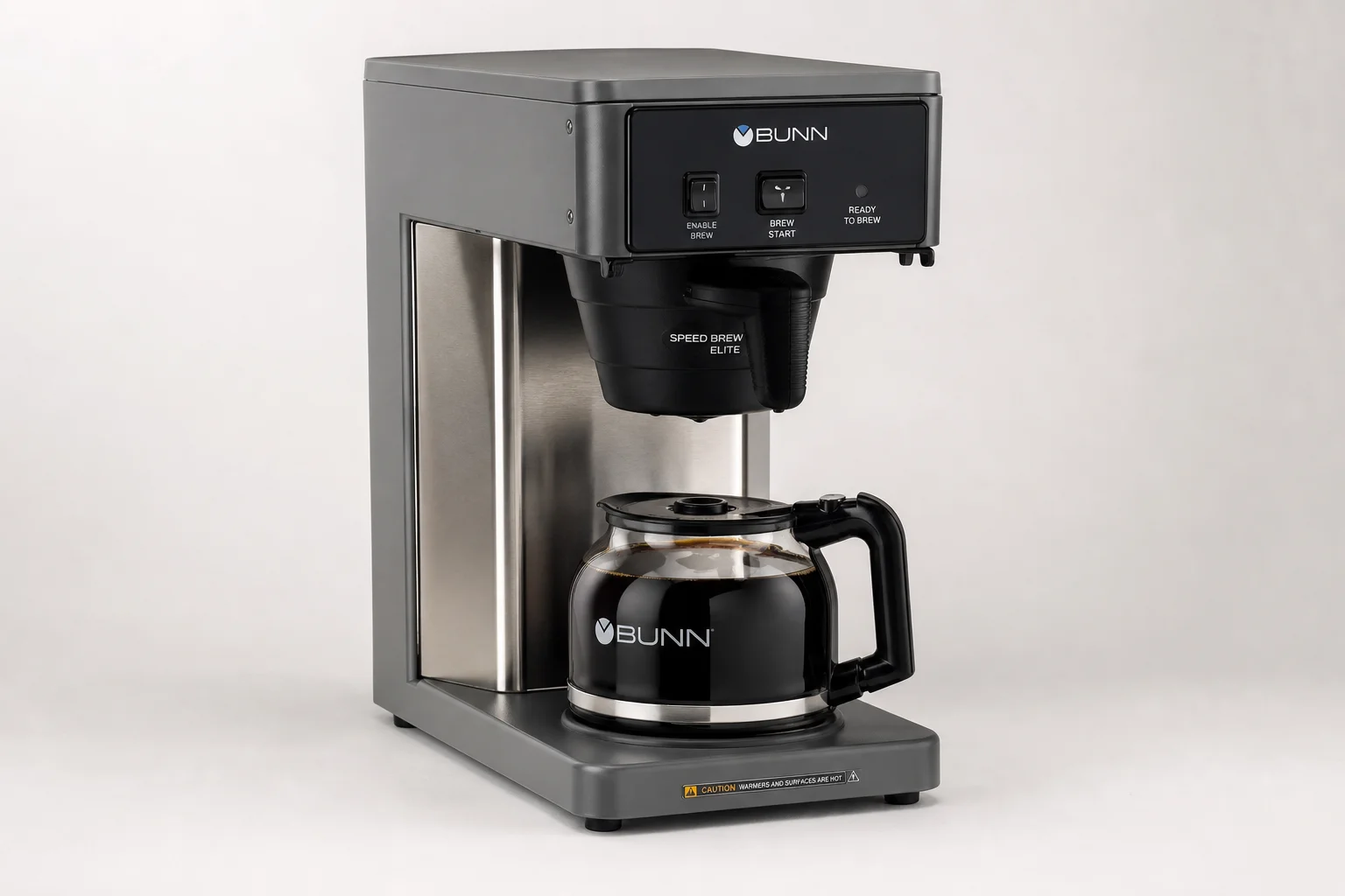Fünf Bunn Speed Brew Kaffeemaschinen in verschiedenen Ausführungen vor einem grauen Hintergrund