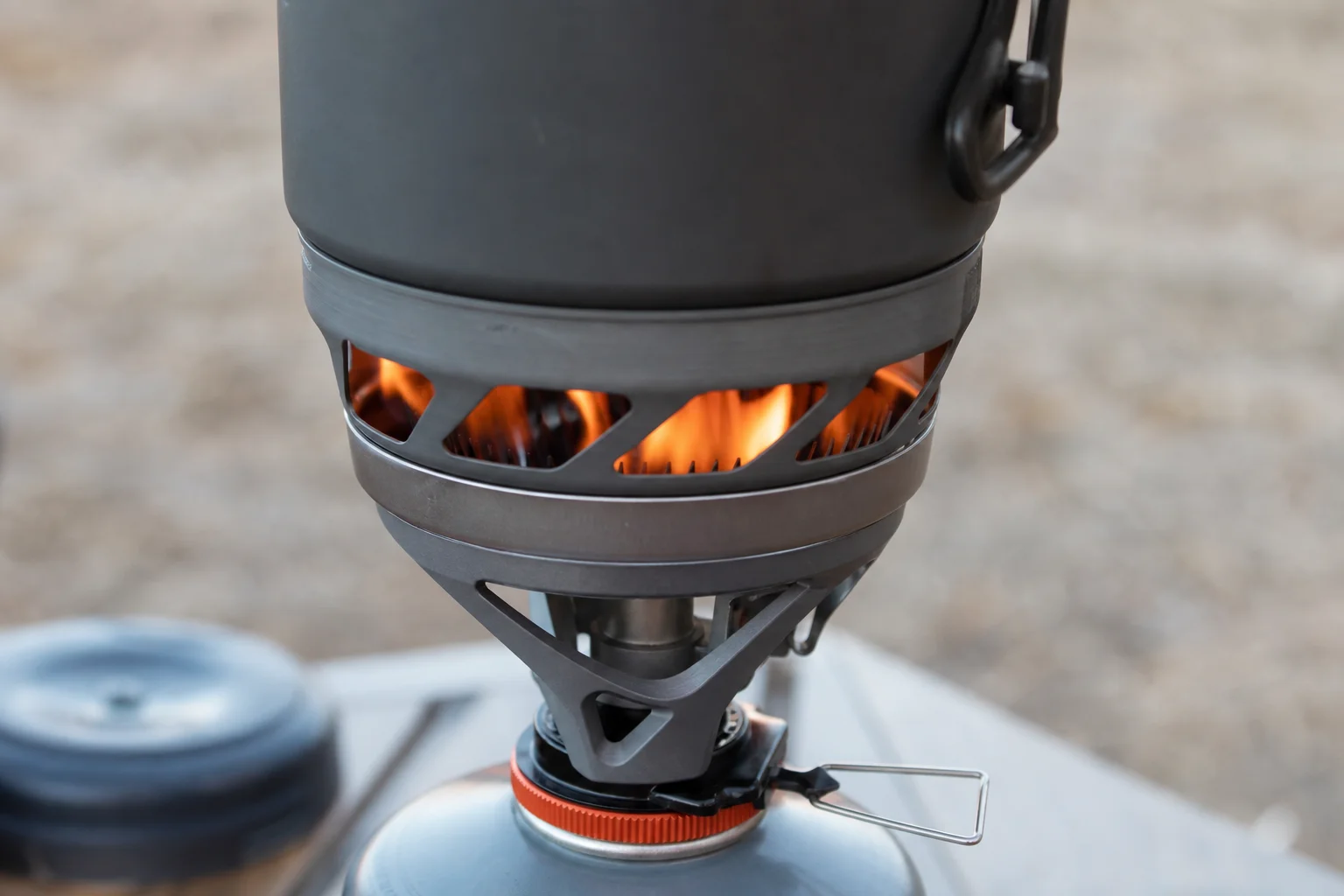 Jetboil 爐具發出橘色火焰,顯示水已煮沸