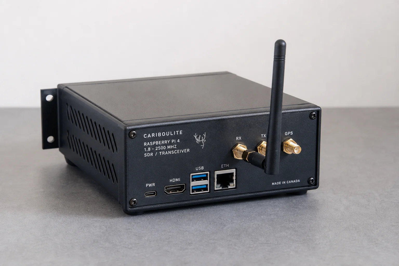 裝在小型機架外殼中的 Raspberry Pi 4 與 CaribouLite 無線電擴充板
