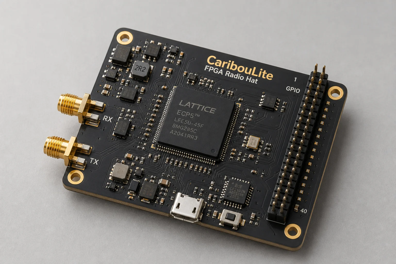 安裝在小型機架外殼中的 Raspberry Pi 4 與 CaribouLite 無線電擴充板