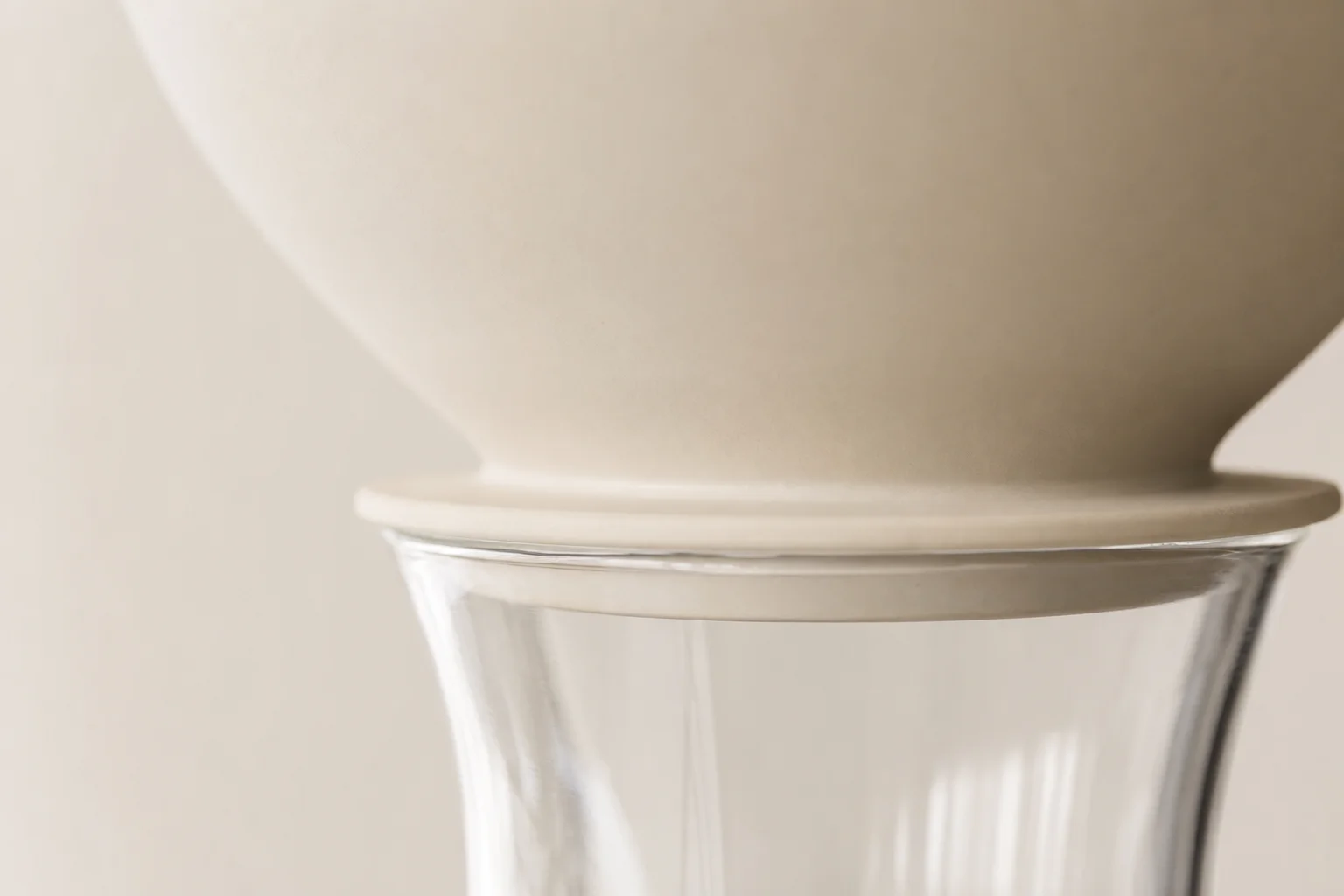 Close-up of Ceado Hoop brewer's lip edge and carafe fit