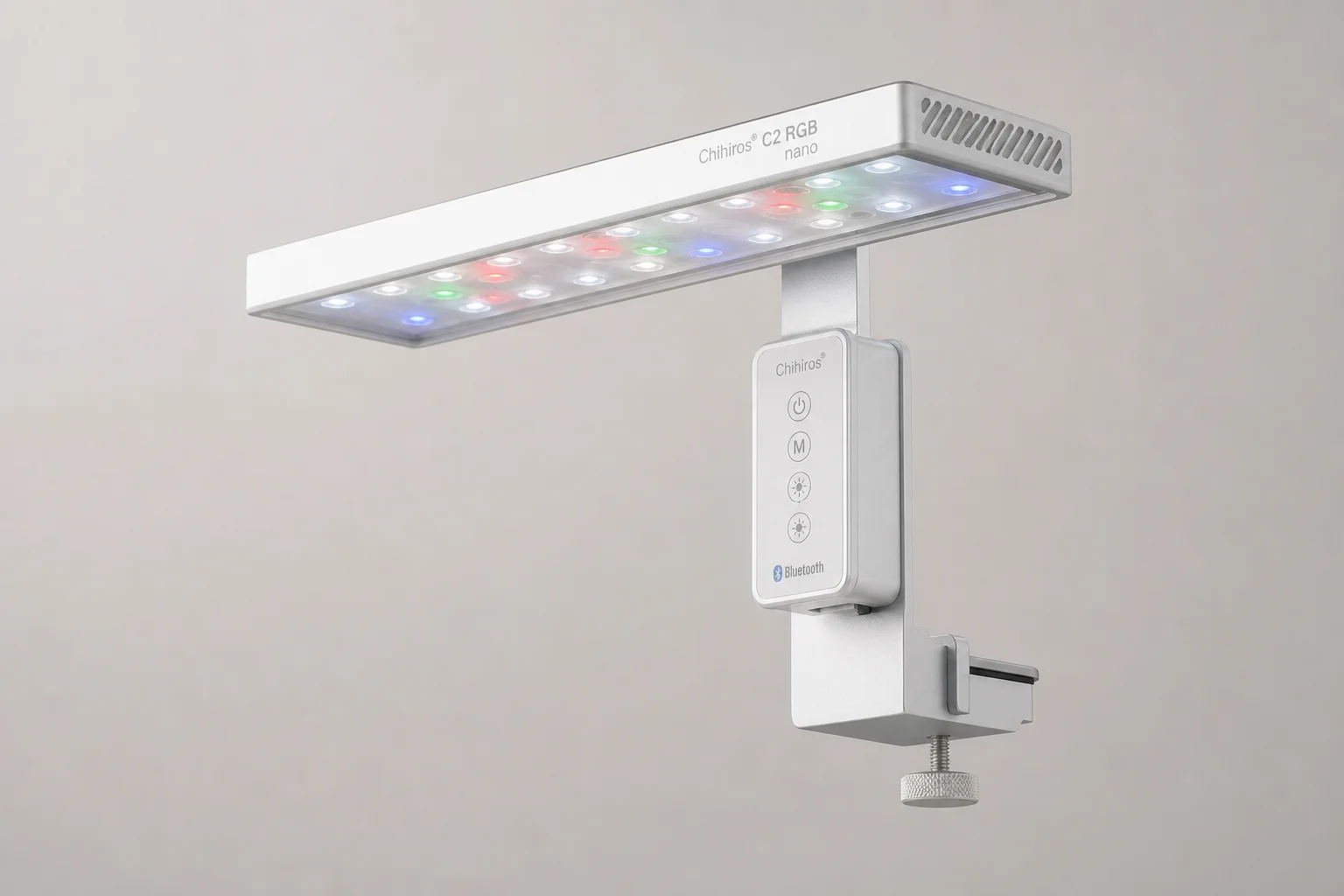 一系列不同尺寸的 Chihiros LED 水族燈具排列在水泥表面上