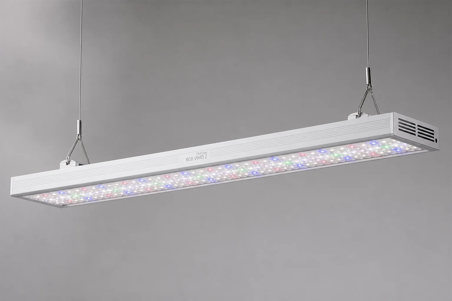 一系列不同尺寸的 Chihiros LED 水族燈具排列在水泥地面上