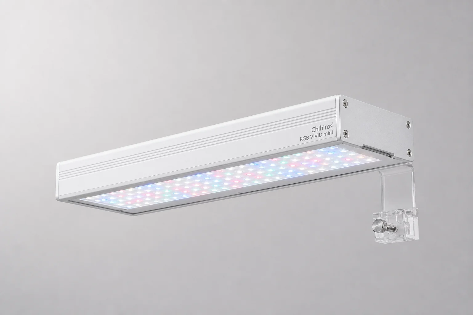 一系列不同尺寸的 Chihiros LED 水族燈具排列在水泥地面上
