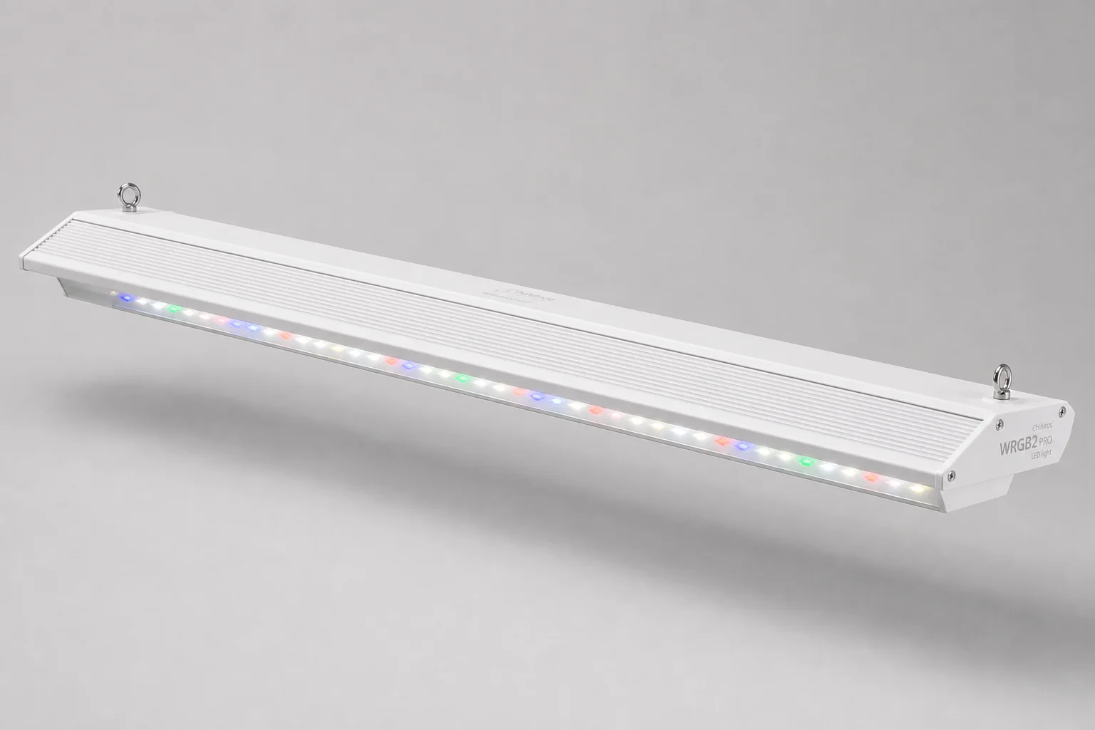 一系列不同尺寸的 Chihiros LED 水族燈具排列在水泥地面上