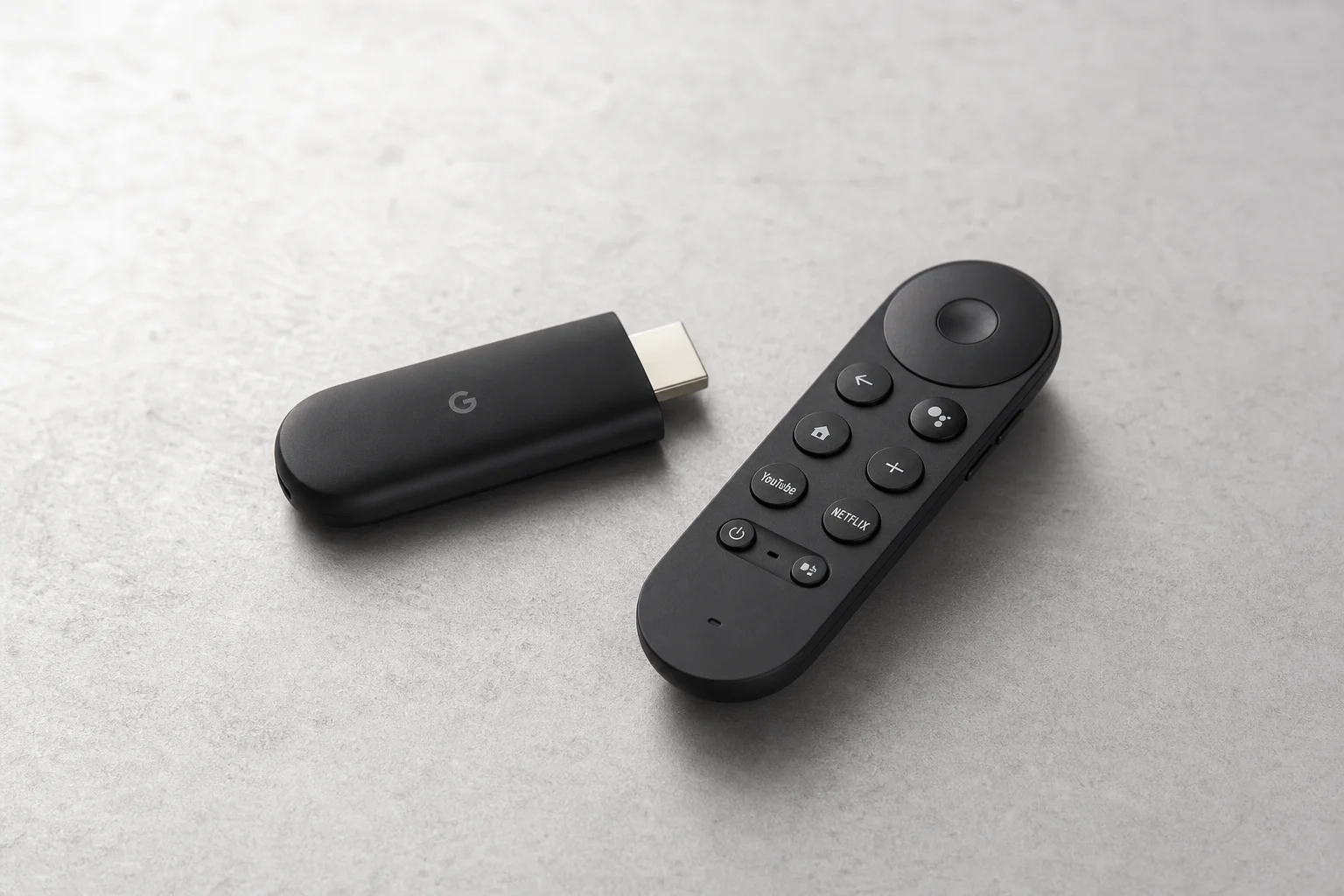放置於中性灰色表面上的黑色 Android TV 電視盒集合，展示了多種外型規格。