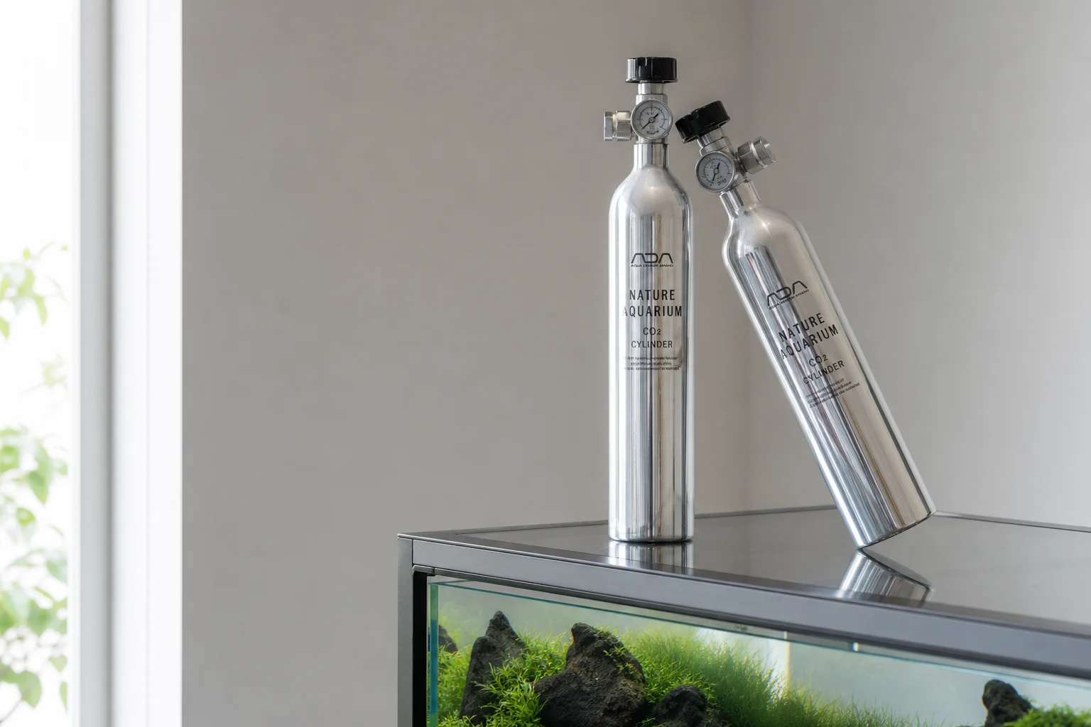 ガラス製の水槽台にディスプレイされた光沢のあるアルミニウム製CO2ボンベ