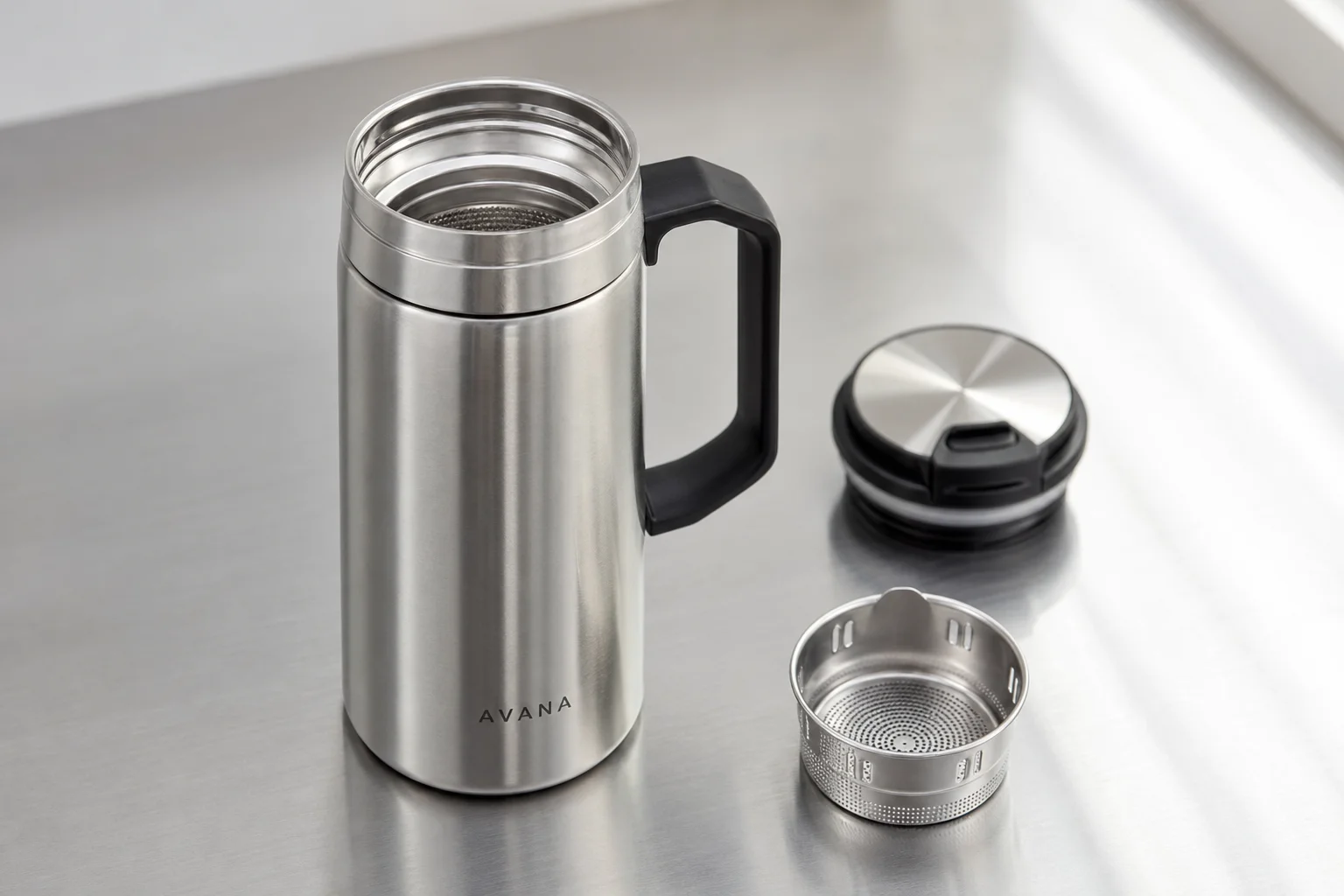 五款便攜式咖啡沖煮器具排列在水泥地上:Zyliss 隨行杯、Coffee Gator 隨行杯、Espro 濾壓壺、Bodum 法式濾壓壺以及 AeroPress Go