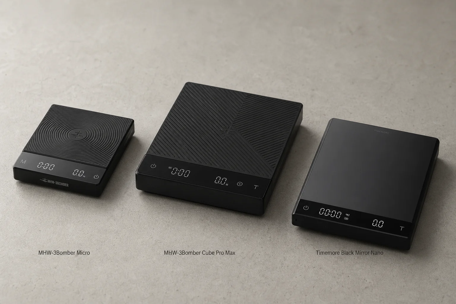 三款精巧咖啡秤放置於水泥面上：MHW-3Bomber Micro、Cube Pro Max 與 Timemore Black Mirror Nano