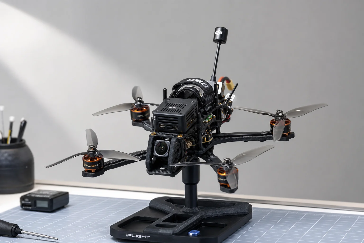 Quadricottero FPV completamente assemblato montato su un supporto di prova con eliche installate