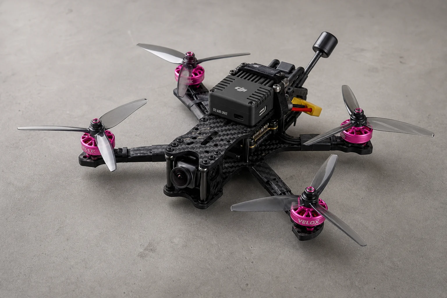 Quadricottero FPV freestyle da 5 pollici completamente assemblato con motori rosa neon e unità aerea DJI O3