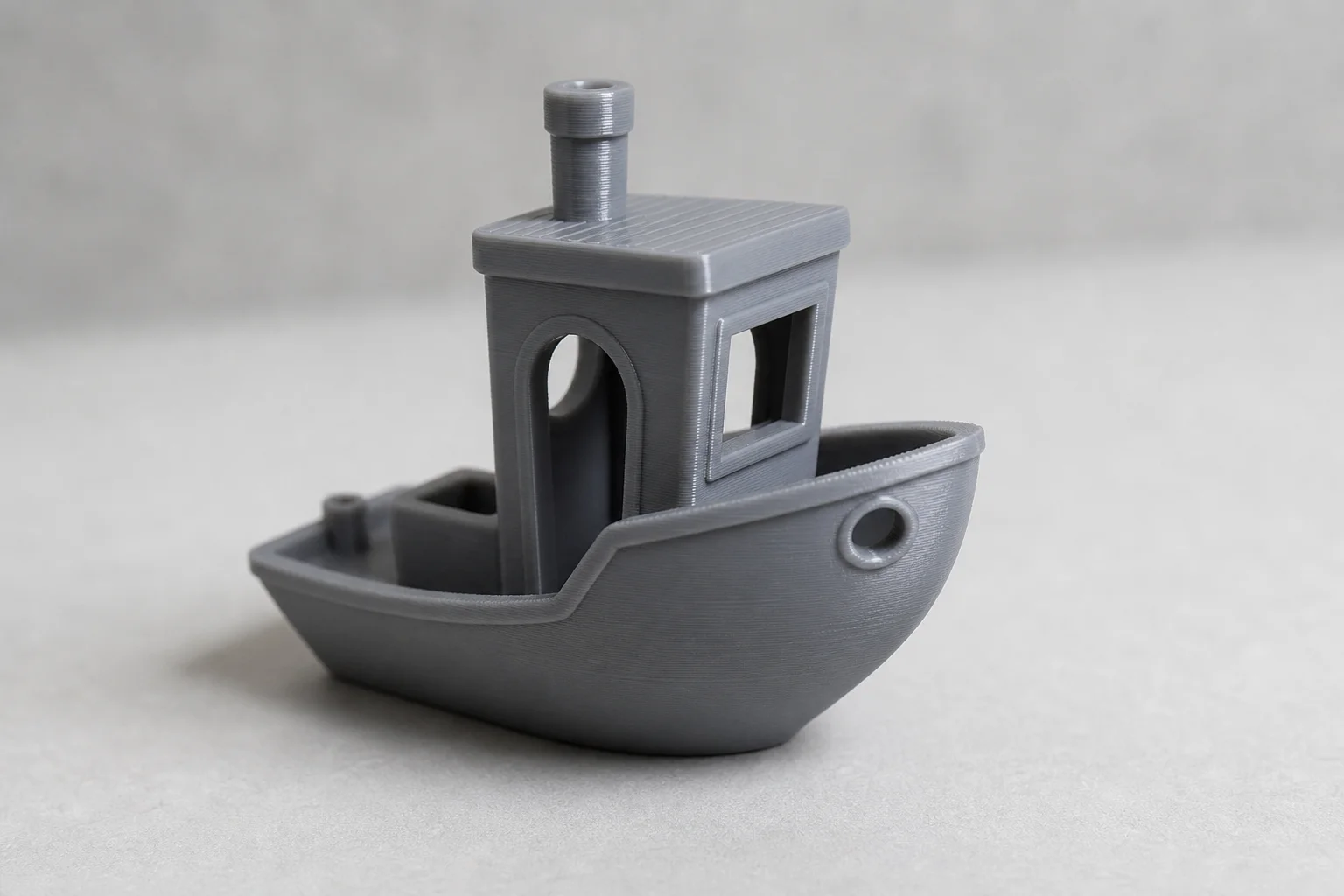 完成後的 3D Benchy 模型，展示細緻的細節與銳利的邊角