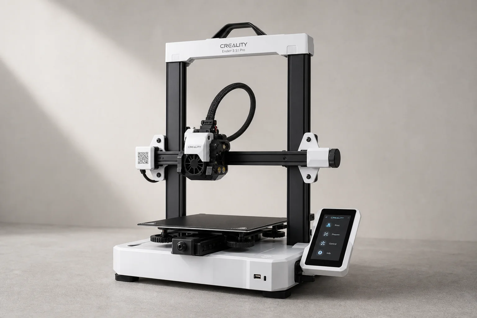 放置於水泥表面上的 Creality Ender 3 S1 Pro 3D 印表機，觸控螢幕清晰可見