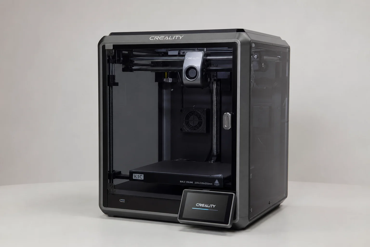 六台依據尺寸與功能排列在水泥地面上的 3D 印表機