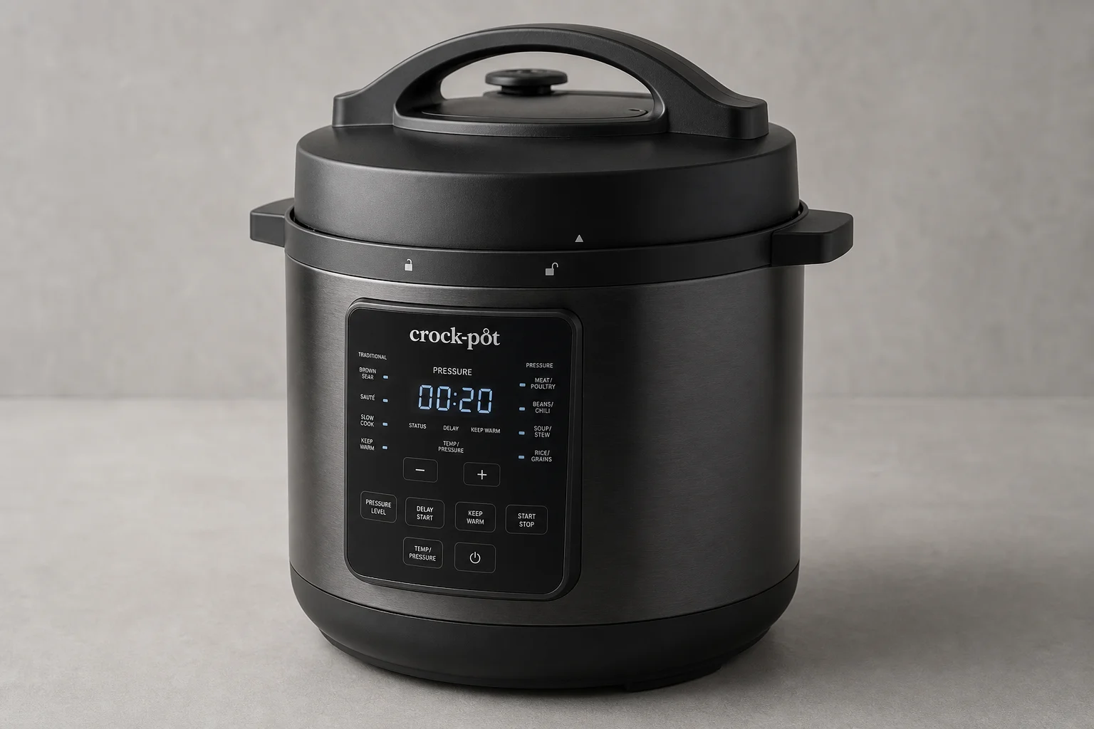 Instant Pot Pro 8 夸脫與 Crock-Pot Express Crock XL 多功能壓力鍋並排擺放