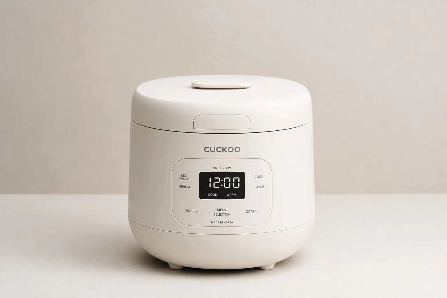 四台尺寸與功能各異的 Cuckoo 電子鍋排列在水泥地面上