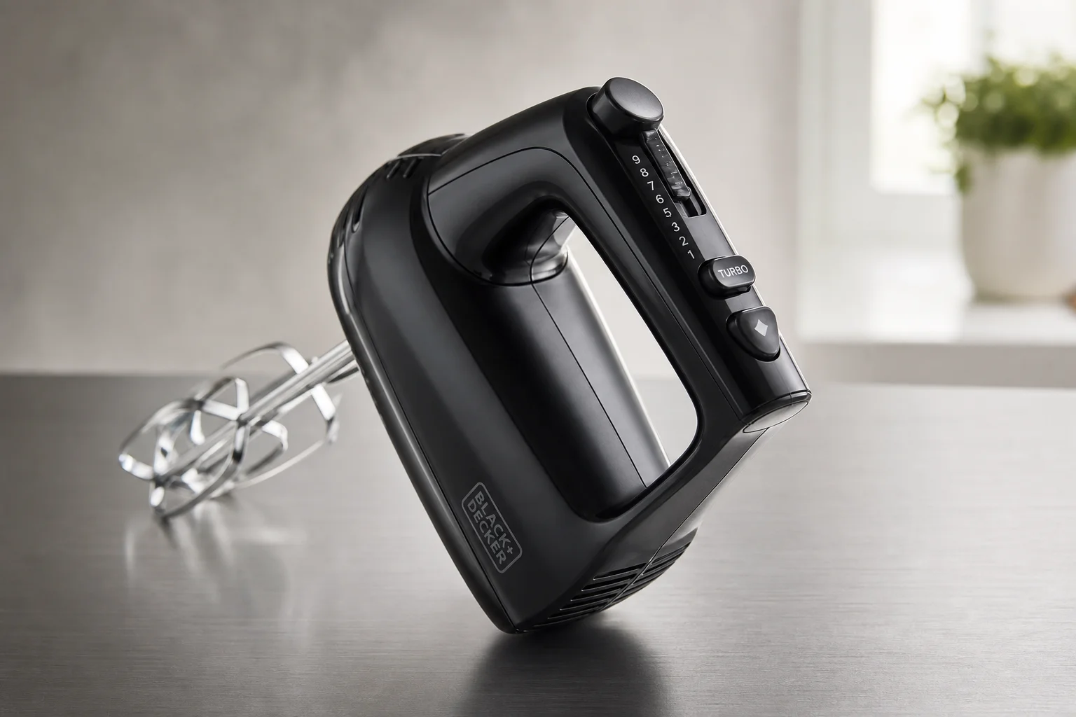 放置在大理石檯面上的 Breville Handy Mix Scraper 與 Cuisinart Power Advantage Plus 手持攪拌機