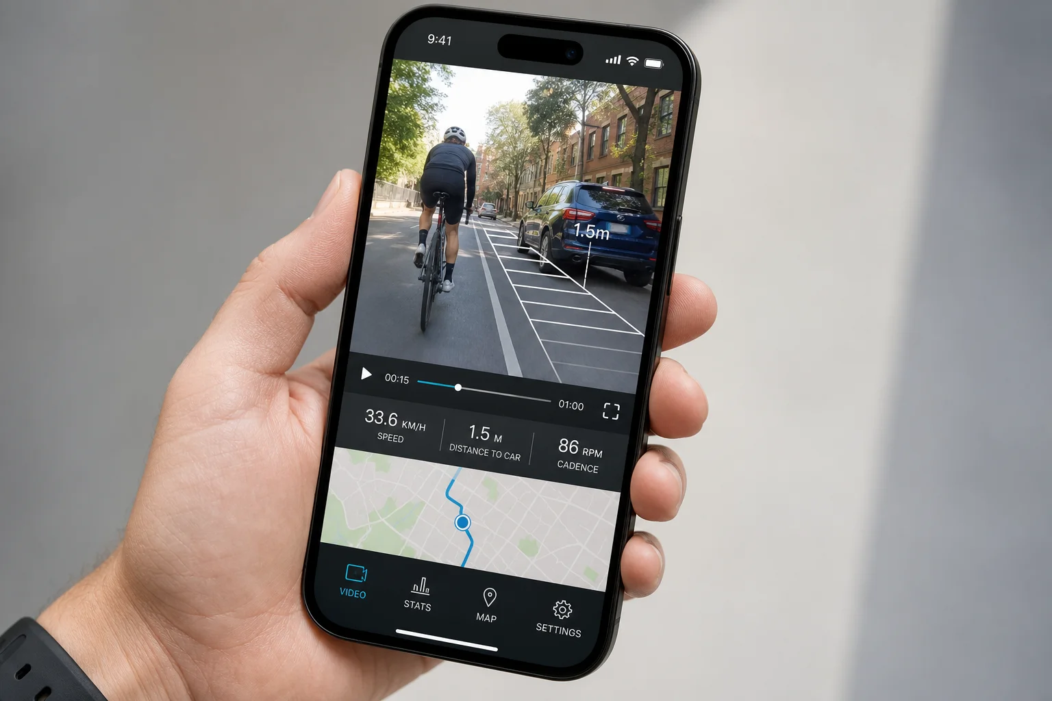 智慧型手機顯示 Cycliq 應用程式，包含騎乘影像與疊加功能