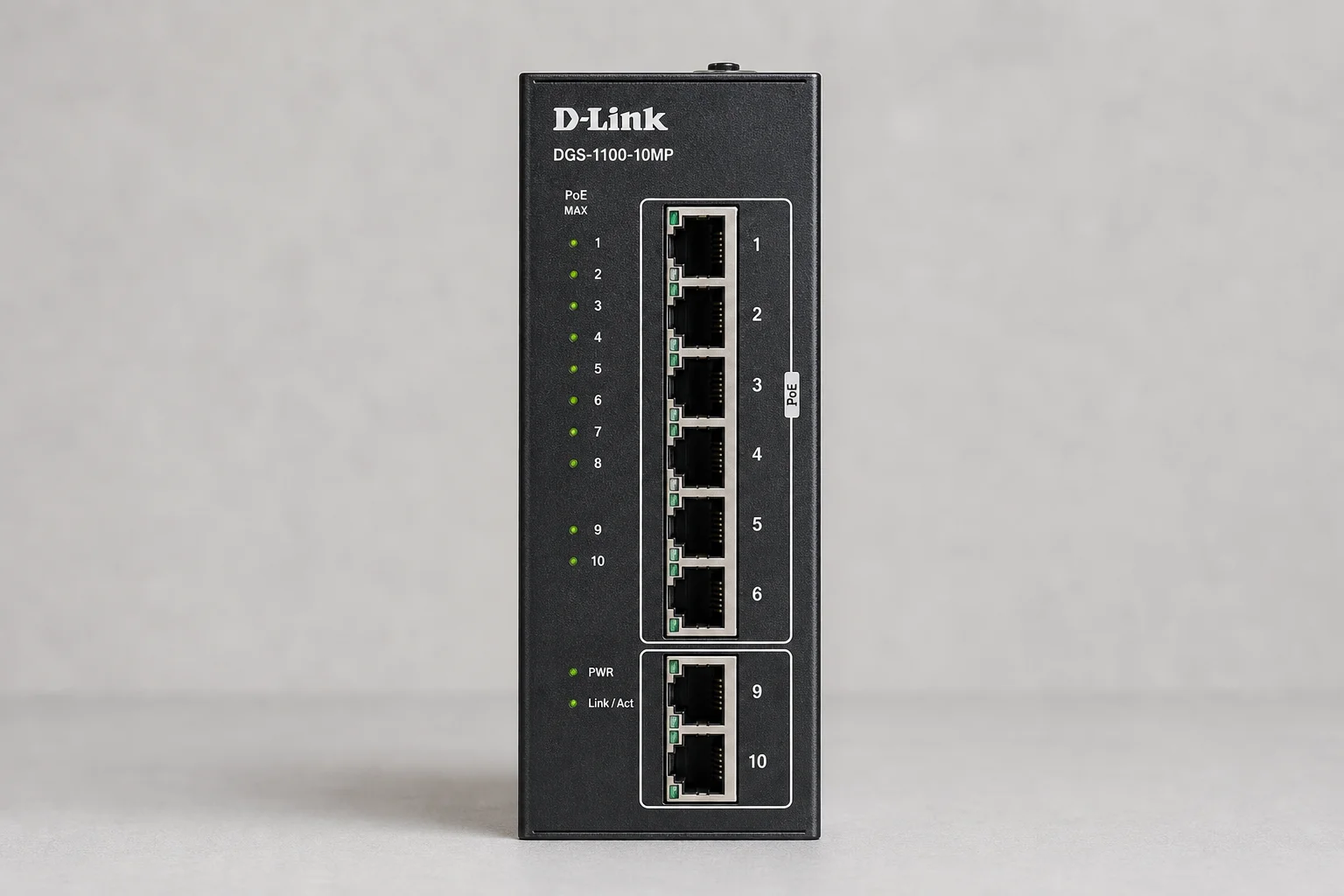 四款安防產品排列在水泥地上：Ezviz 雙鏡頭攝影機、D-Link 交換器、Hikvision NVR 以及 Imou 攝影機