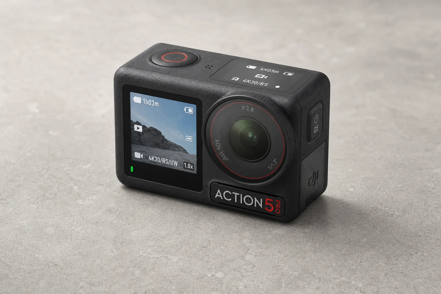 Cinque action camera disposte su una superficie in cemento in ordine decrescente