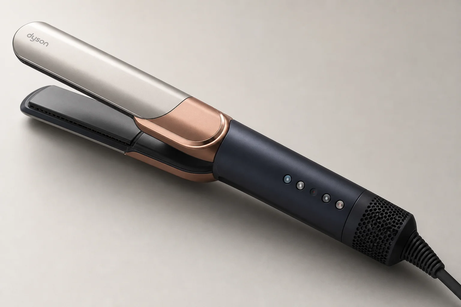 Dyson Airstrait 與 Dyson Corrale 美髮造型器放置於大理石檯面上