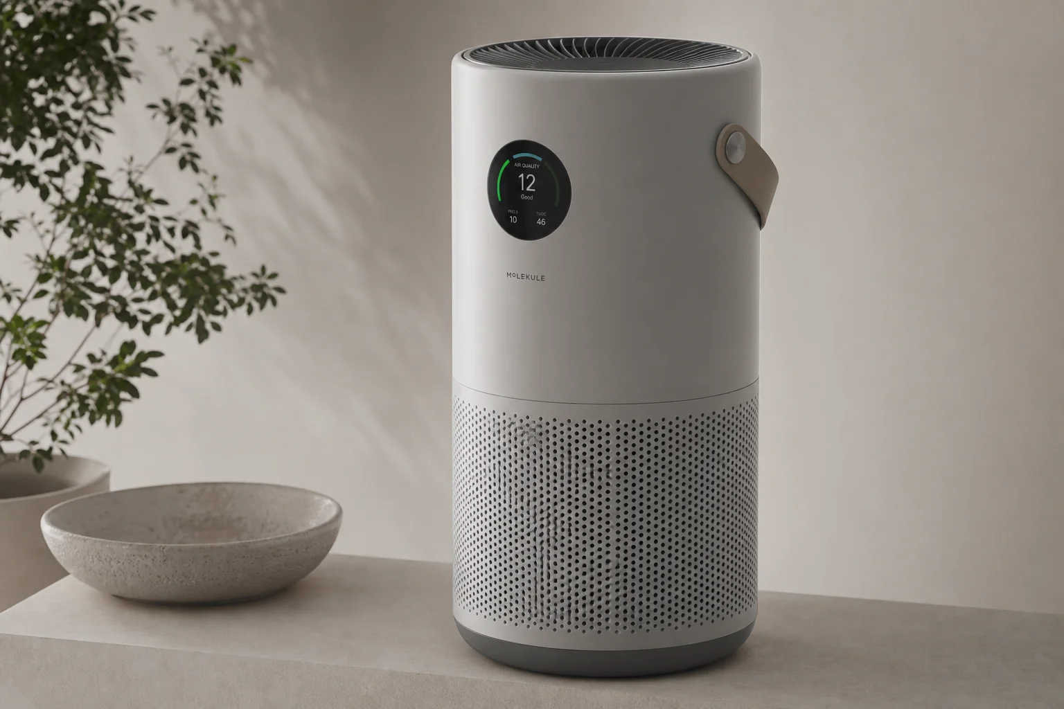 展示 Dyson 系列產品，包含吹風機、空氣清淨機、吸塵器、耳機與檯燈，陳列於水泥質感表面上。