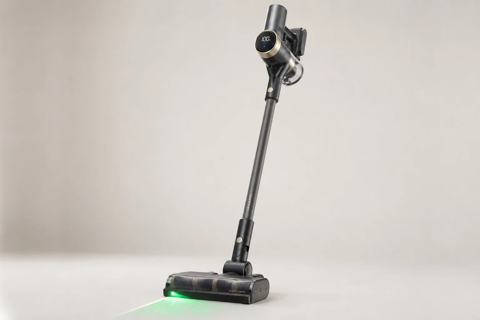 展示 Dyson 系列產品，包含吹風機、空氣清淨機、吸塵器、耳機與檯燈，放置於水泥地面上。