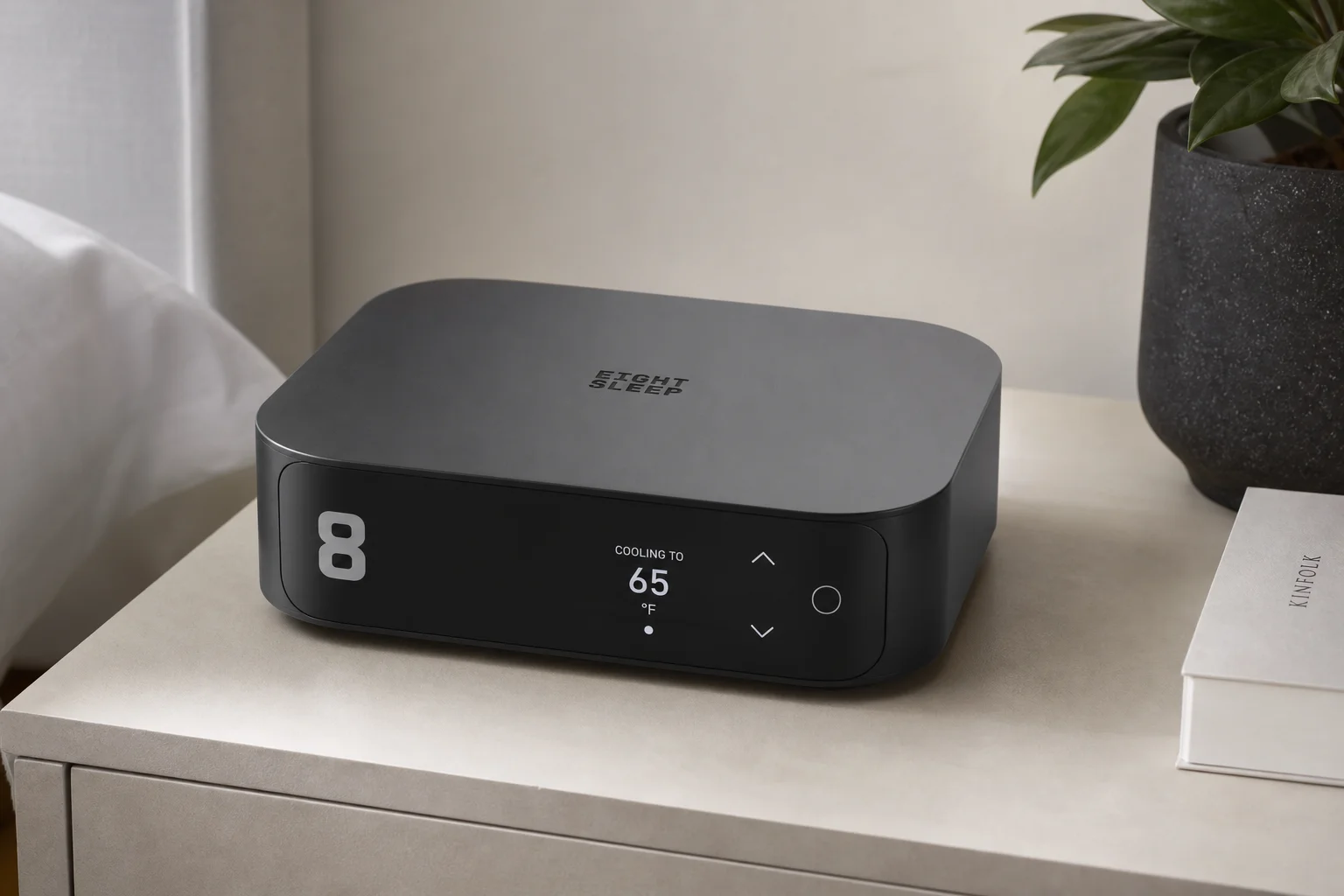 木質桌面上擺放著空氣品質監測器、智慧手錶、體重計與睡眠科技產品等健康監測設備集合