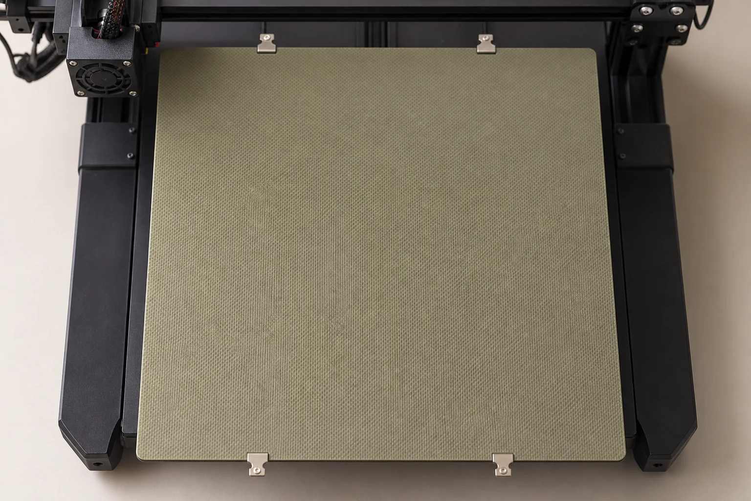 已安裝固定夾的 Garolite G10 列印平台表面