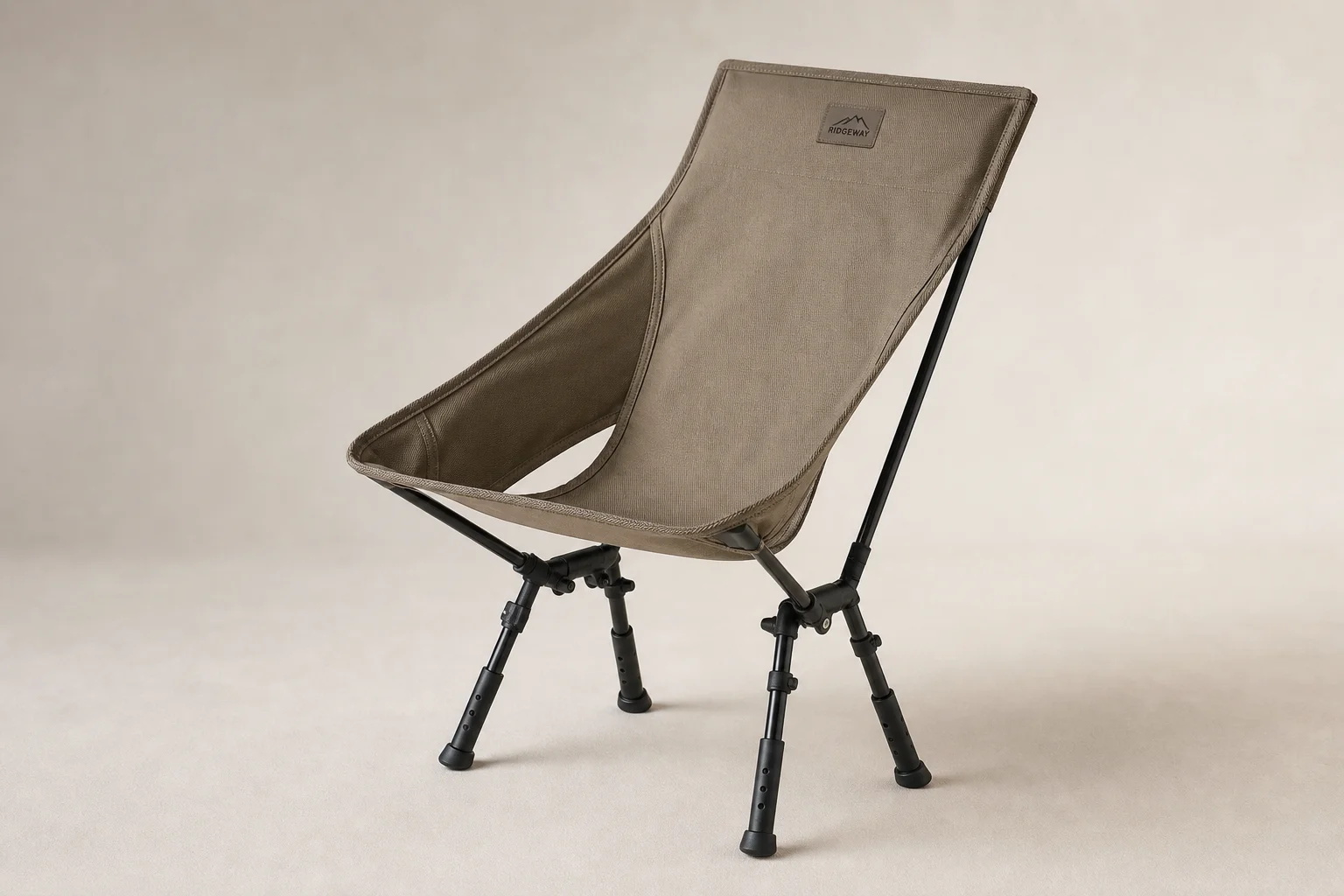 Colección de 10 modelos diferentes de sillas de camping dispuestas sobre una superficie de hormigón