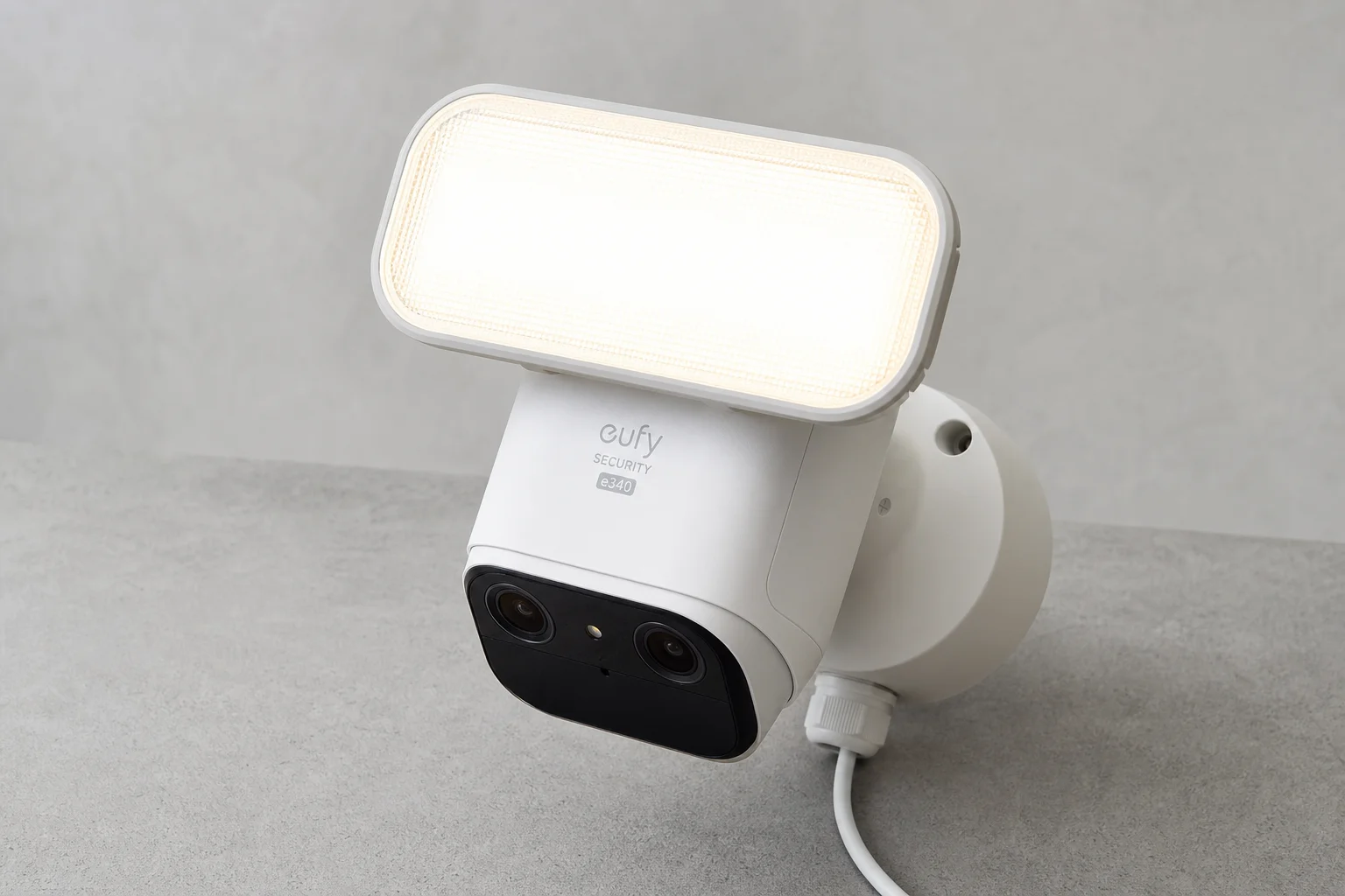 包含 HomeBase 3、門鈴、旋轉攝影機與投射燈的 Eufy 安全監控系統設備，放置於水泥地面上