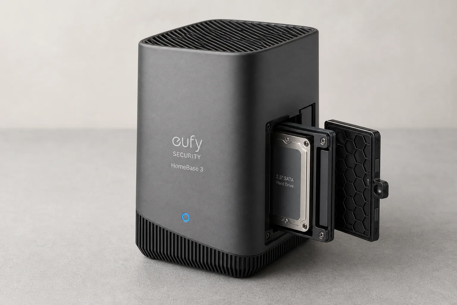 包含 HomeBase 3、門鈴、旋轉攝影機與泛光燈等 Eufy 安全監控系統設備放置於水泥地面上