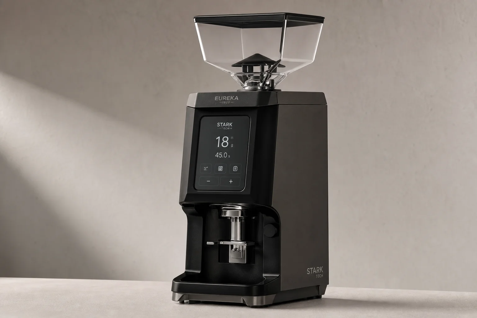 七台不同尺寸與飾面的 Espresso 磨豆機排列在混凝土表面上