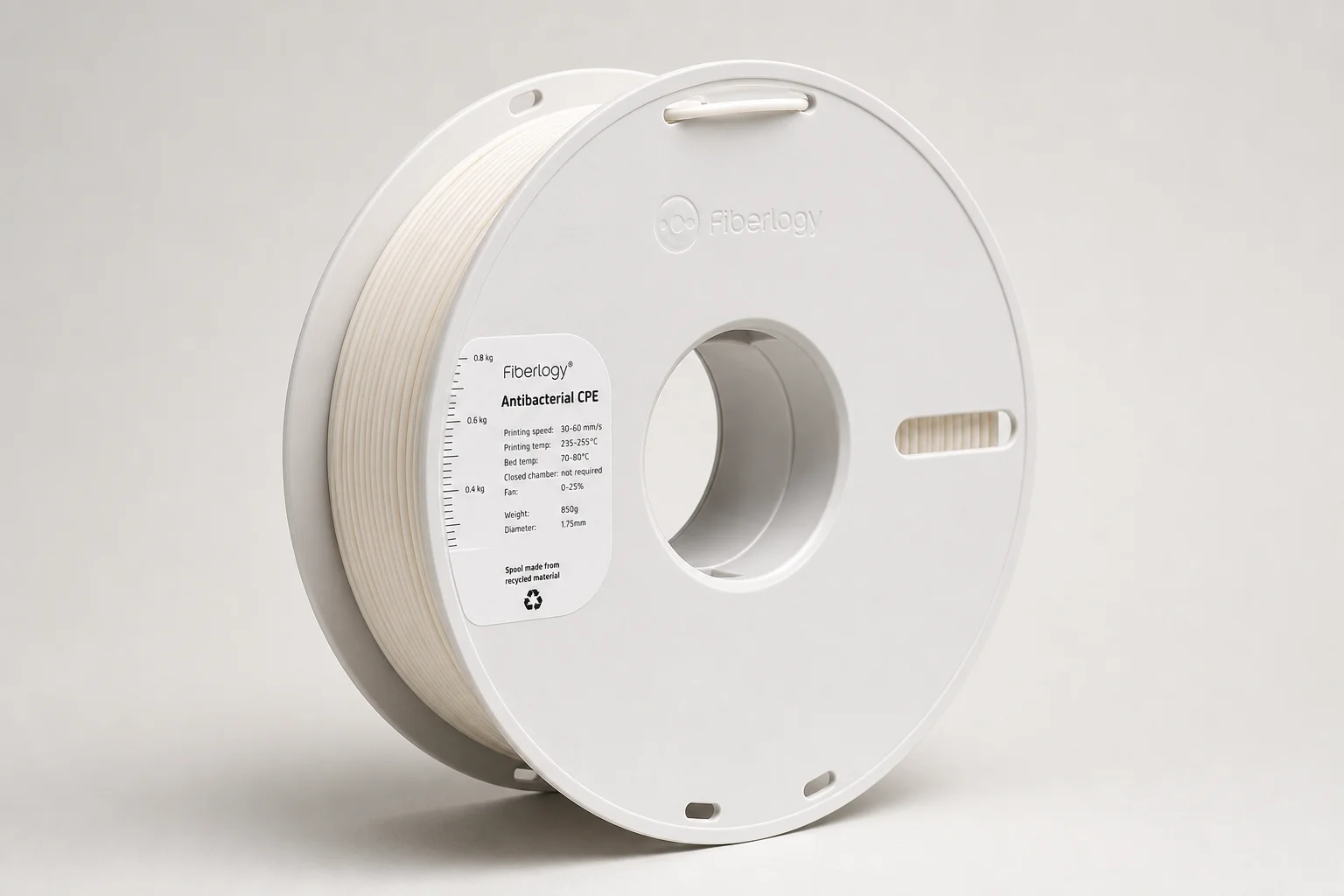 Collection de diverses bobines de filament pour imprimante 3D sur une surface en béton