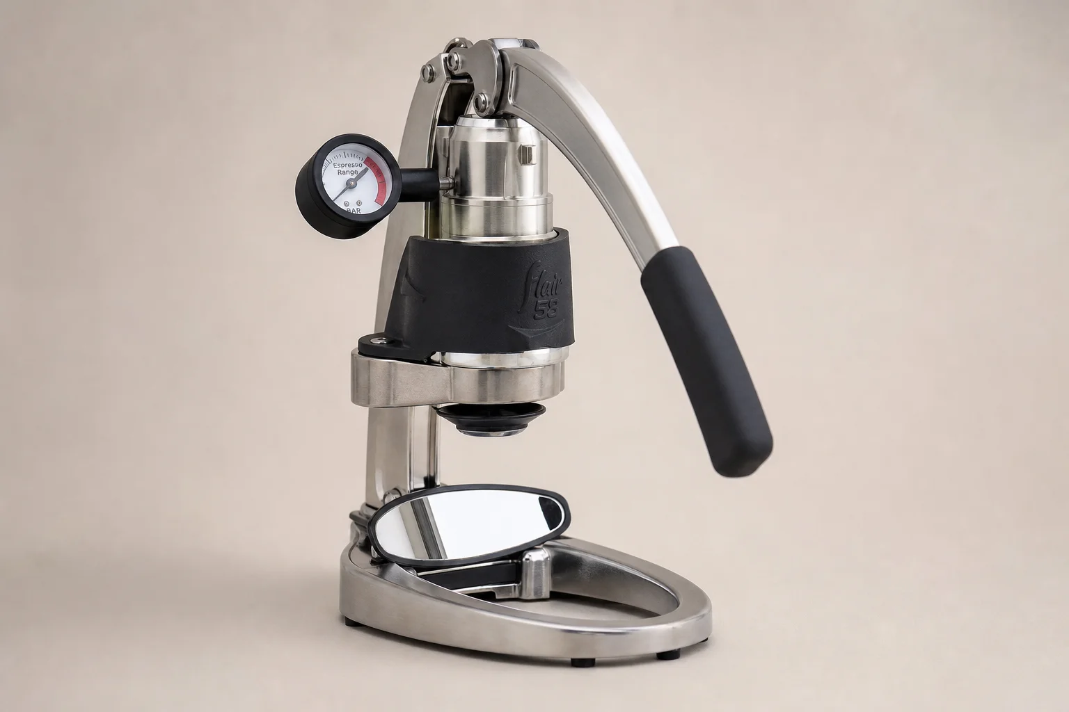 六款無毒咖啡機排列在混凝土面上:摩卡壺、Chemex、La Pavoni、Flair Pro 3、Bunn VP17 以及 Ratio 8