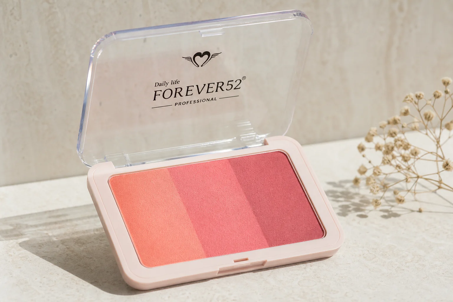 Forever52 彩妝系列產品陳列在大理石桌面上