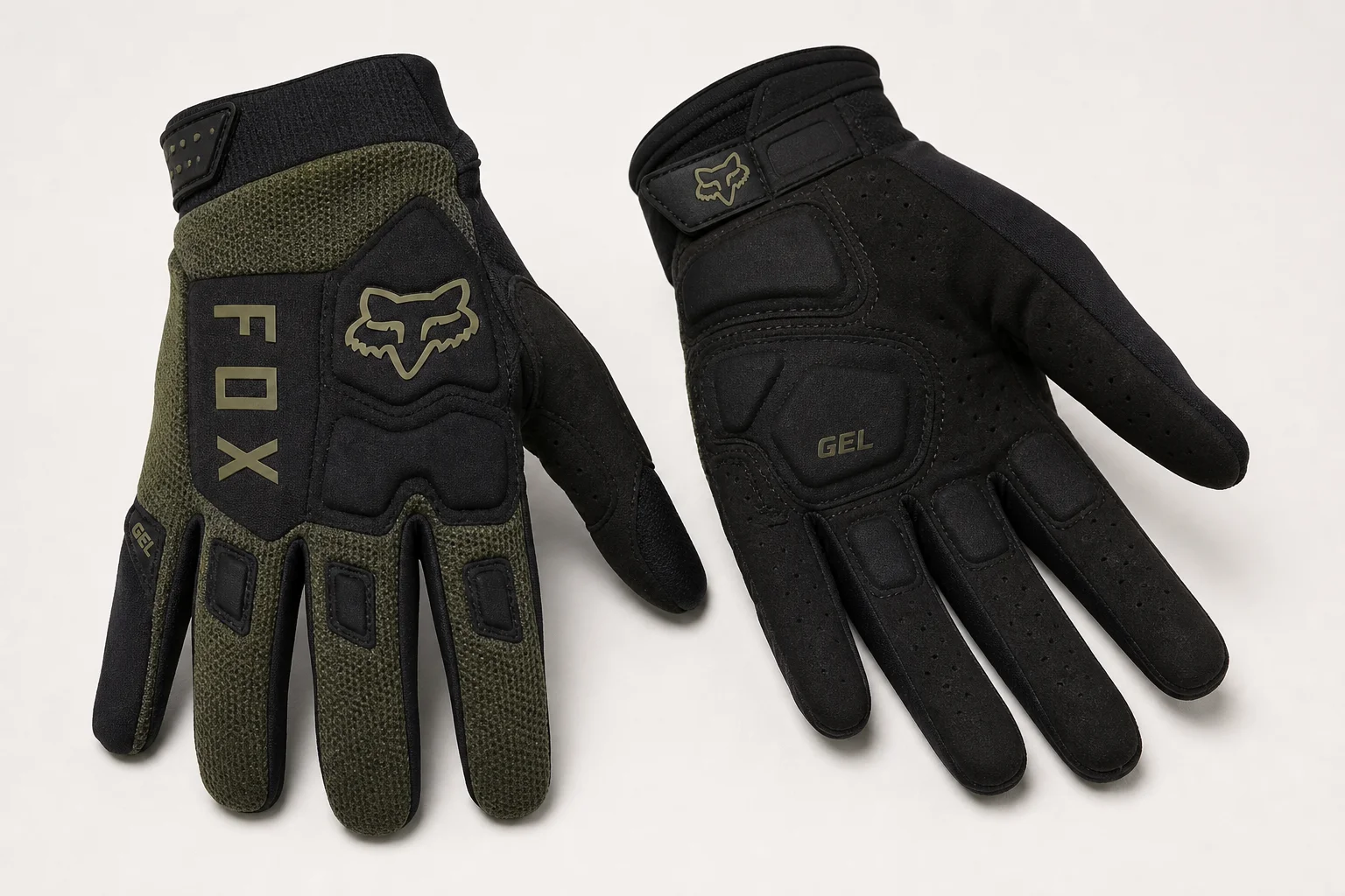 Fox Ranger 與 Fox Ranger Gel 手套並排放在水泥地上
