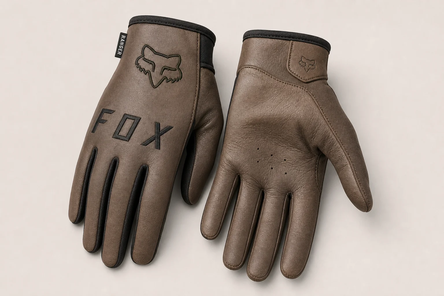 Fox Ranger 與 Fox Ranger Gel 手套並排放在水泥地上