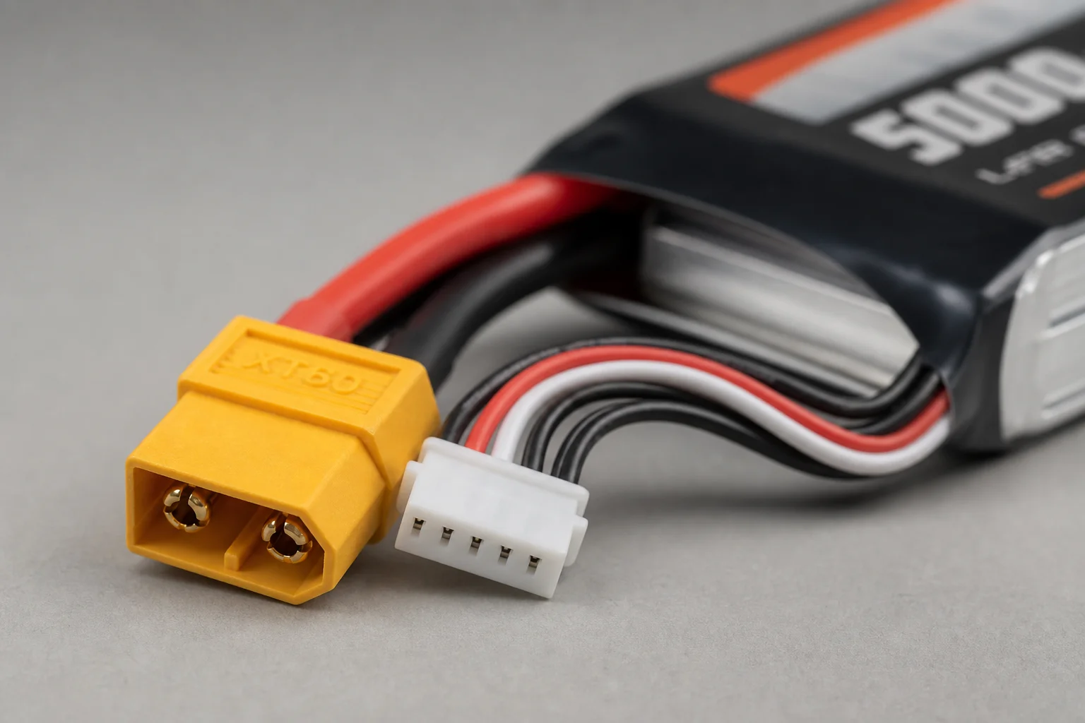 LiPo 電池接頭與平衡充接線的細節特寫