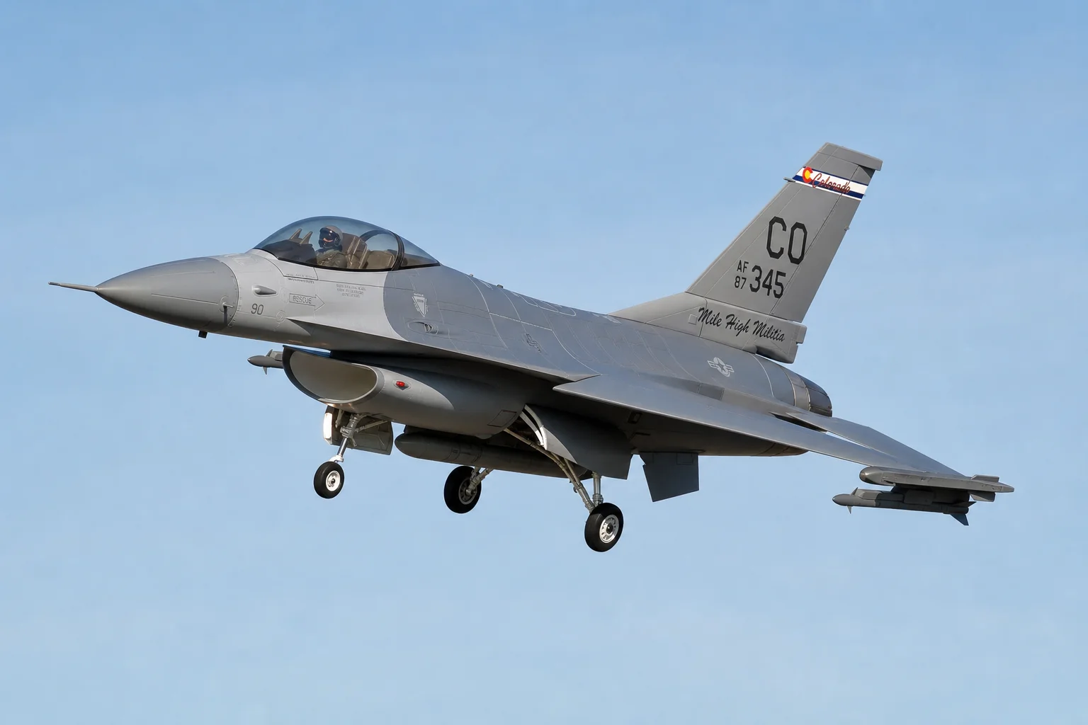 Freewing F-16 V2 90mm 遙控噴射機在飛行中，起落架處於放下狀態