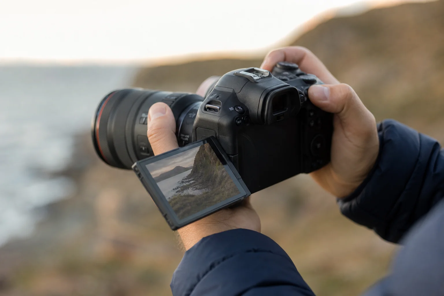 Photographe consultant ses images sur l'écran LCD de son appareil en extérieur