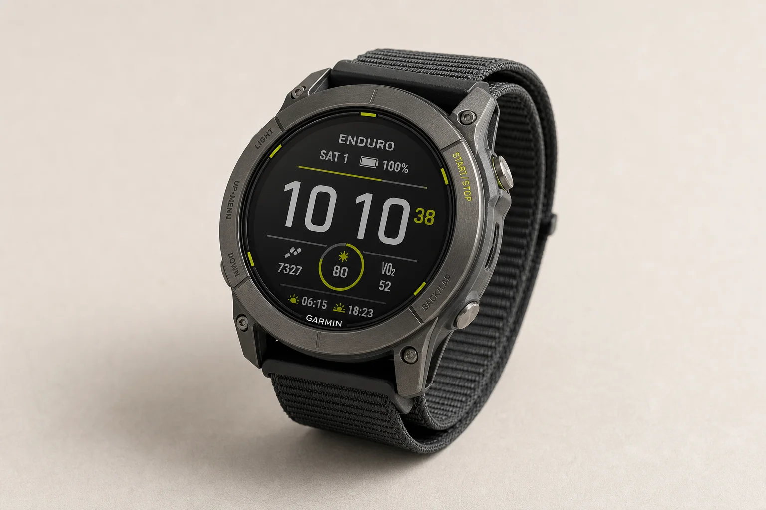 五款 Garmin 運動手錶陳列於拉絲鋁金屬表面上