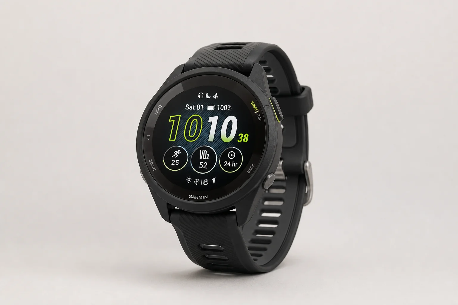 五款 Garmin 運動腕錶陳列於拉絲鋁金屬表面上