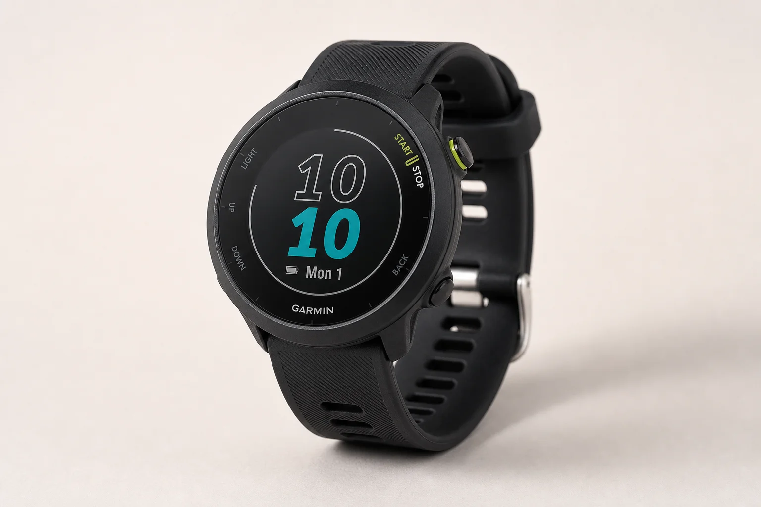五款 Garmin 運動腕錶陳列於拉絲鋁金屬表面上