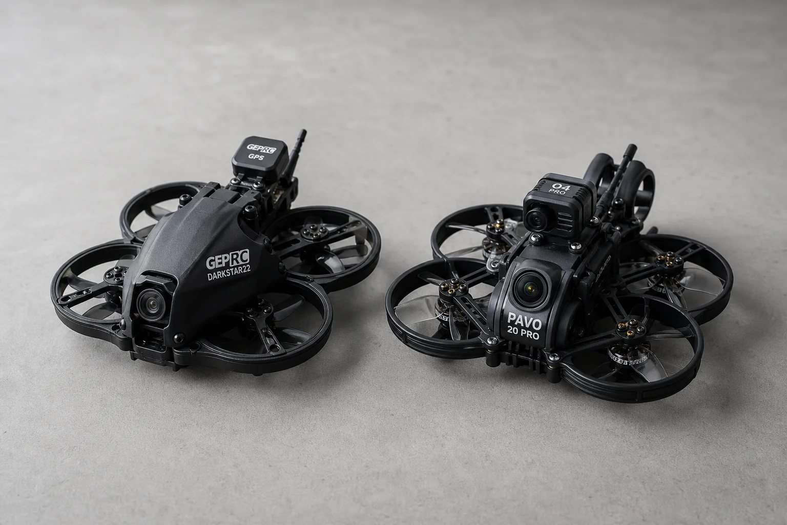 GEPRC Darkstar22 與 BetaFPV Pavo20 Pro FPV 穿越機並排停放在水泥地上