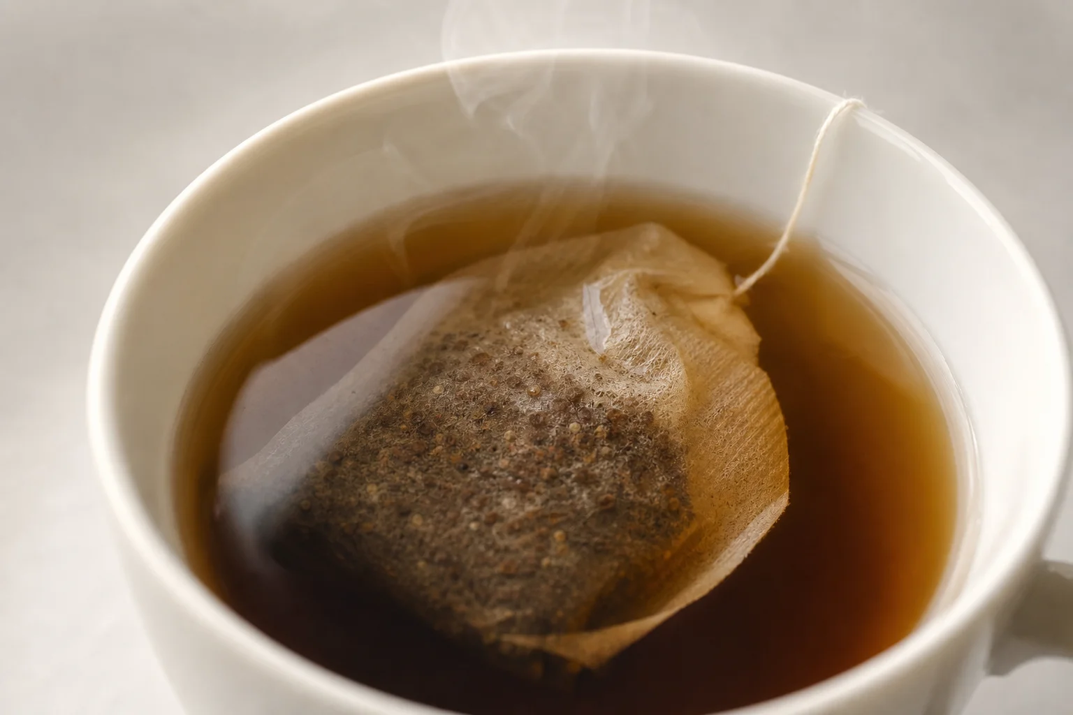 咖啡茶包在白色陶瓷杯中用热水浸泡的特写镜头