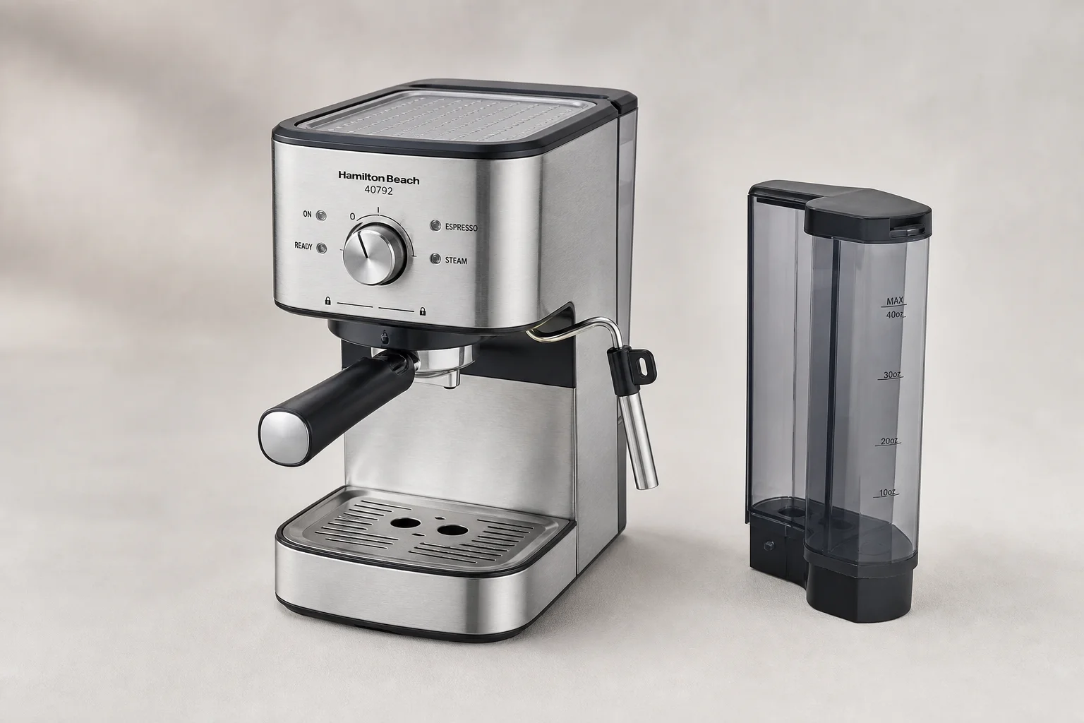 五台平價 Espresso 咖啡機排列在水泥表面上