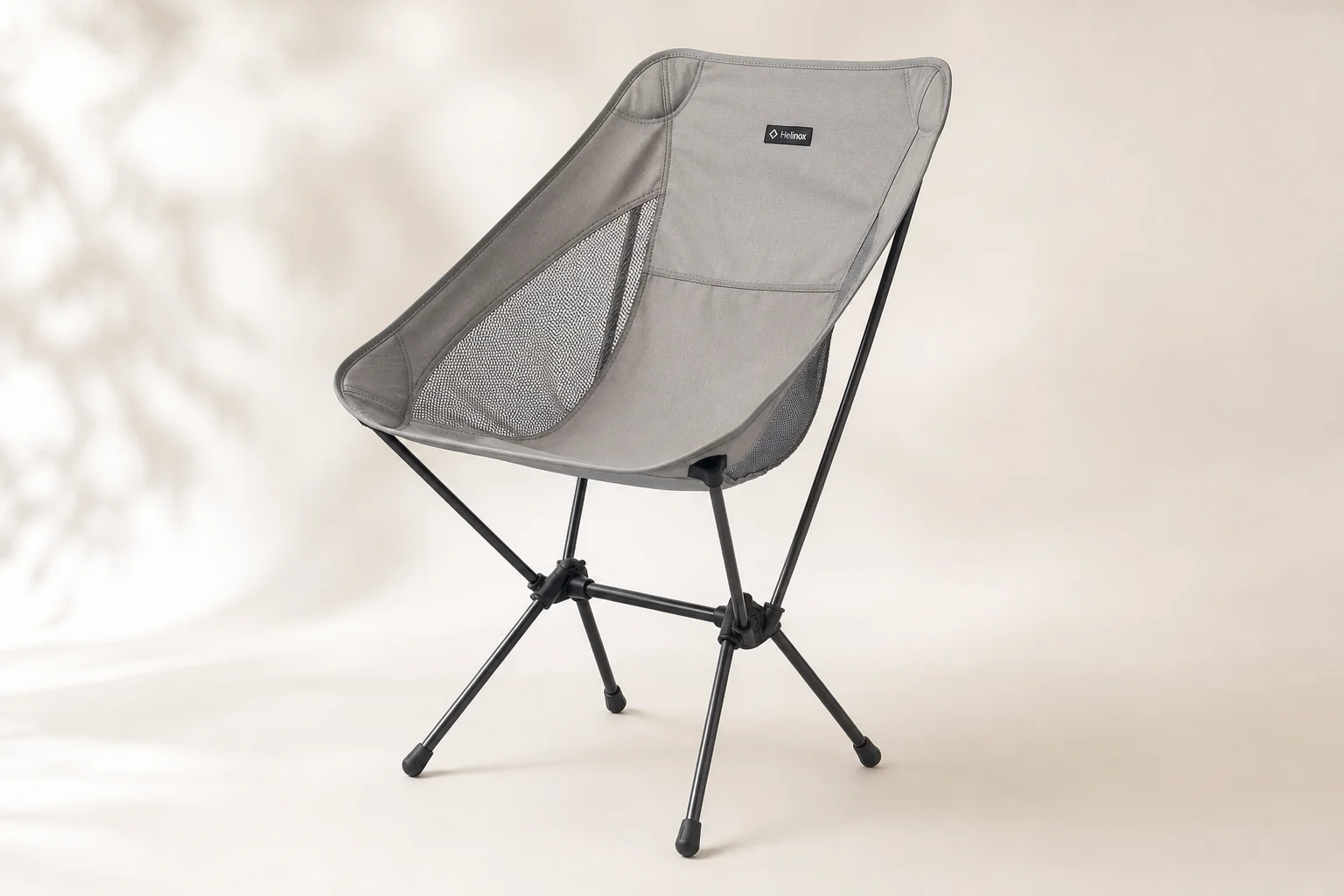 Colección de 10 modelos diferentes de sillas de camping dispuestas sobre una superficie de hormigón