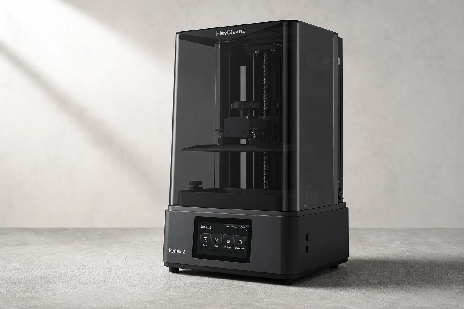 放置於中性混凝土表面的 HeyGears Reflex 2 樹脂 3D 列印機