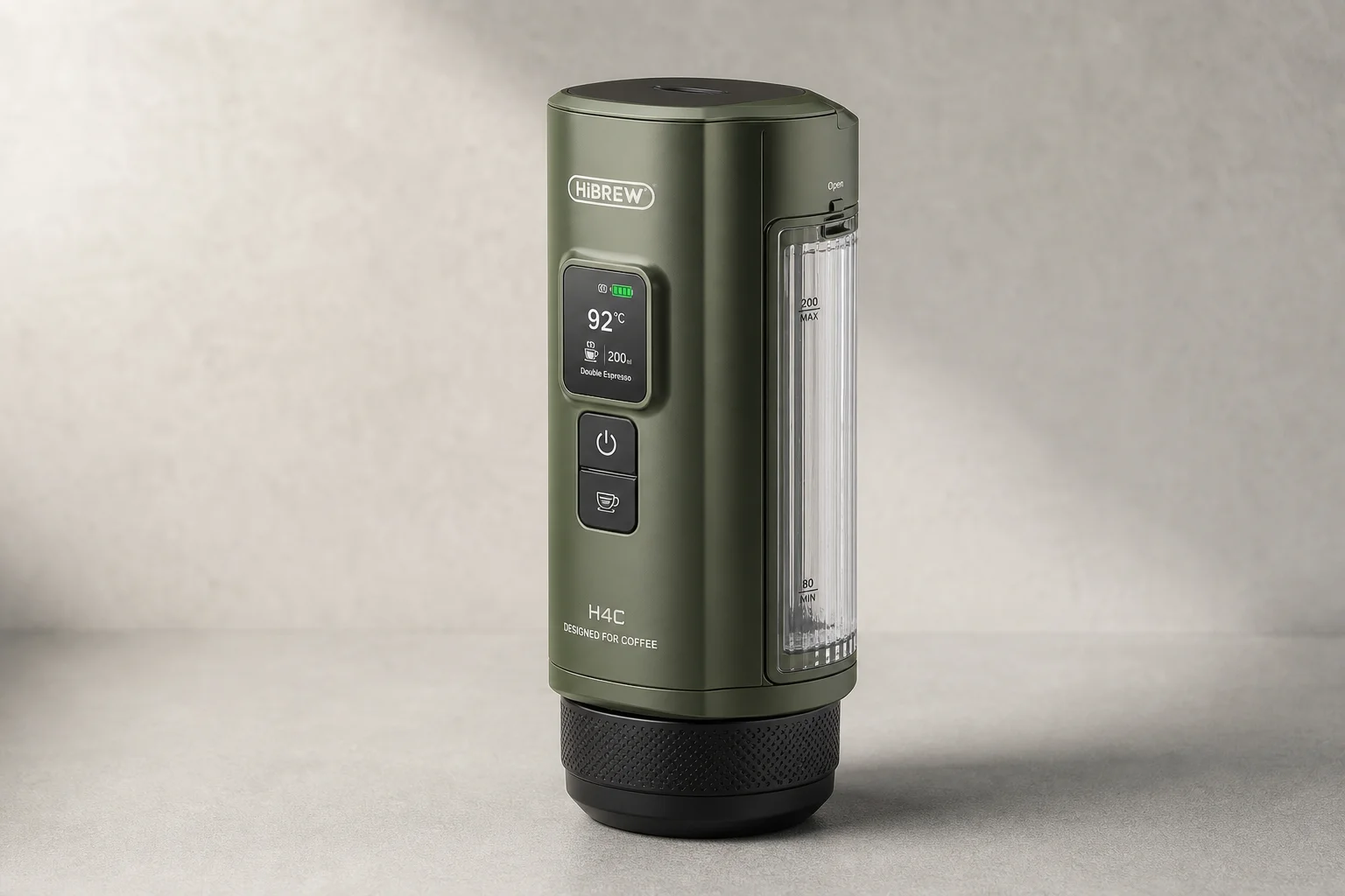 綠色的 HiBREW H4C 可攜式濃縮咖啡機放置於中性背景前